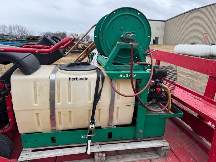 Lesco 50g poly sprayer with hose reel